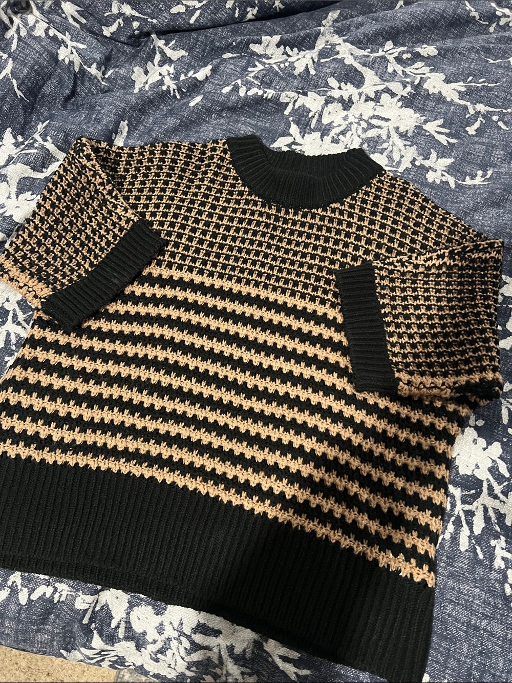 Short sleeve sweater
Medium weight